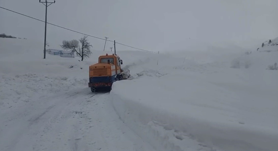 Tunceli’de karla mücadele çalışmaları aralıksız sürüyor
