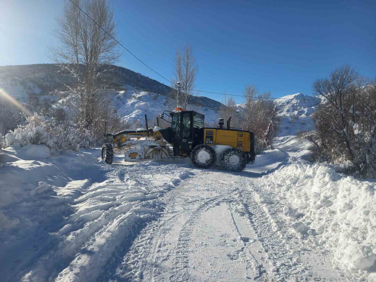 Tunceli’de karla mücadele çalışmaları gece gündüz sürüyor
