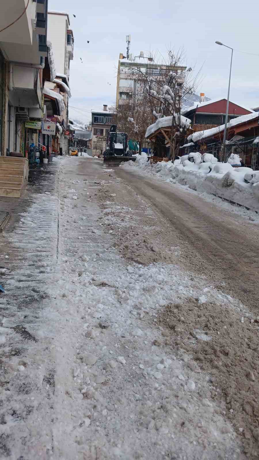 Tunceli’de karla mücadele çalışmalarını aralıksız sürdürüyor
