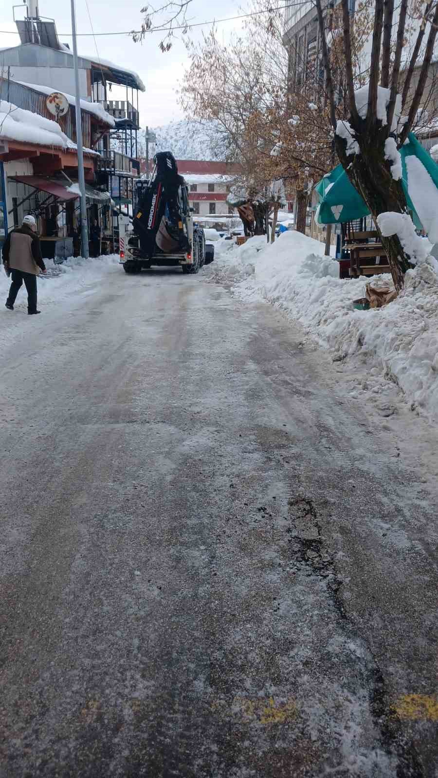 Tunceli’de karla mücadele çalışmalarını aralıksız sürdürüyor

