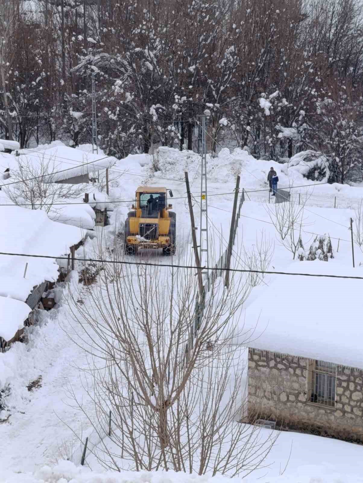 Tunceli’de karla mücadele çalışmalarını aralıksız sürdürüyor
