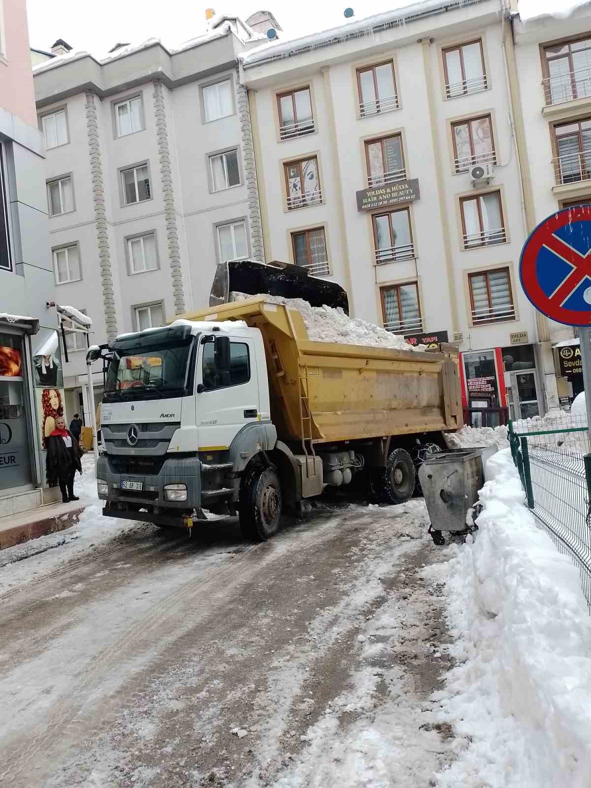Tunceli’de karla mücadele çalışmalarını aralıksız sürdürüyor
