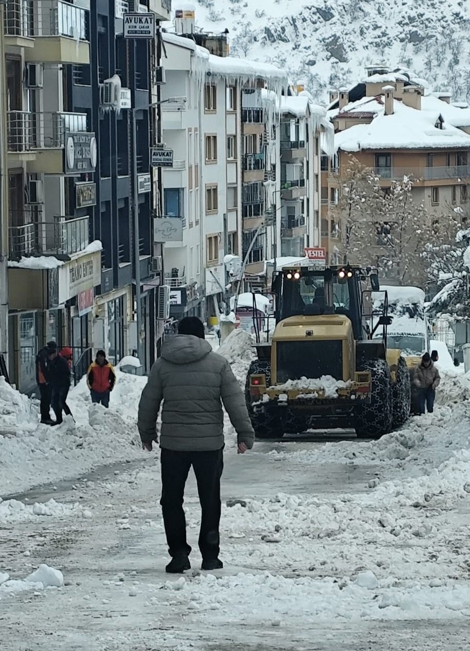Tunceli’de karla mücadele çalışmalarını aralıksız sürdürüyor
