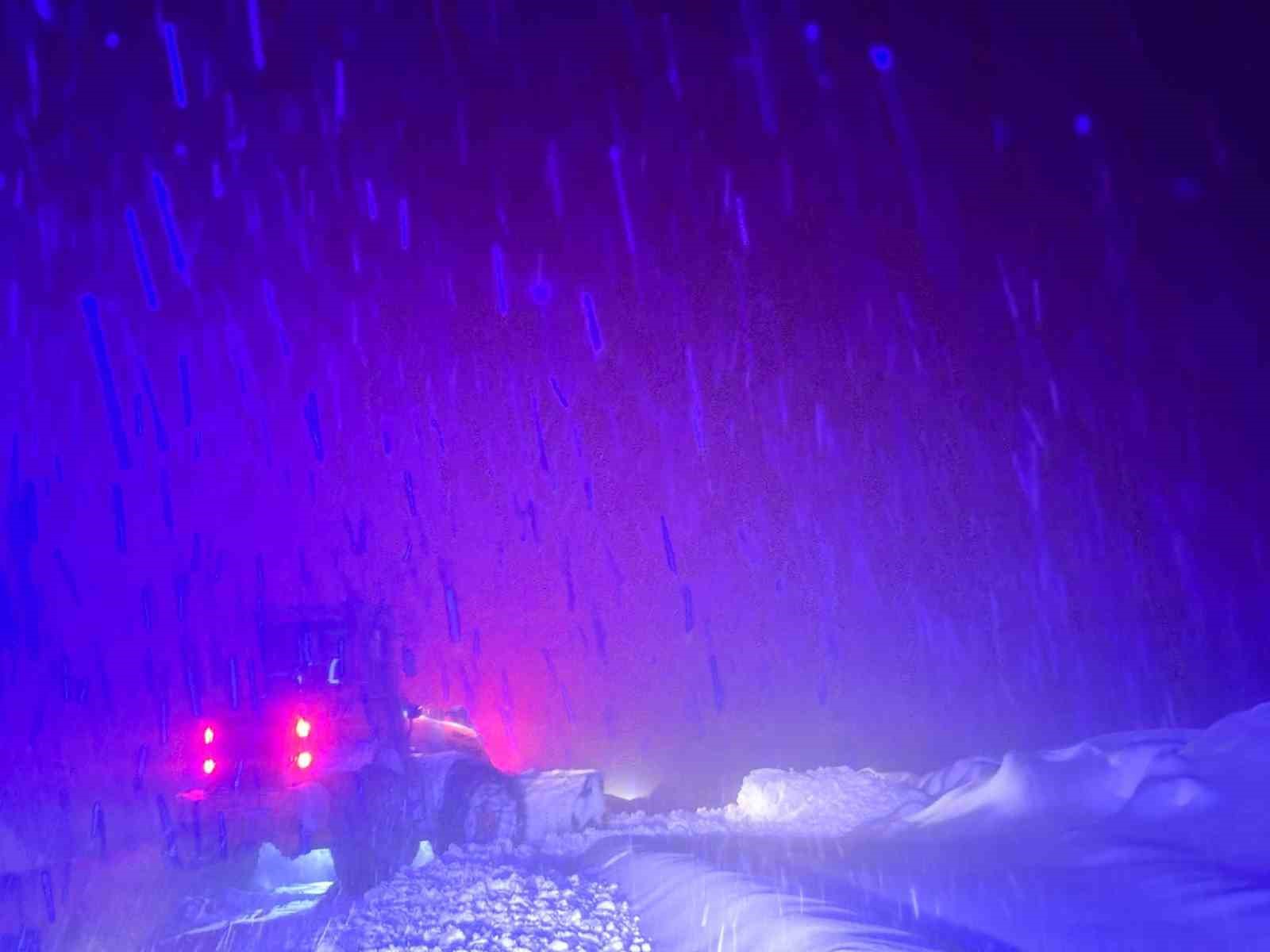 Tunceli’de karla mücadele gece-gündüz sürüyor
