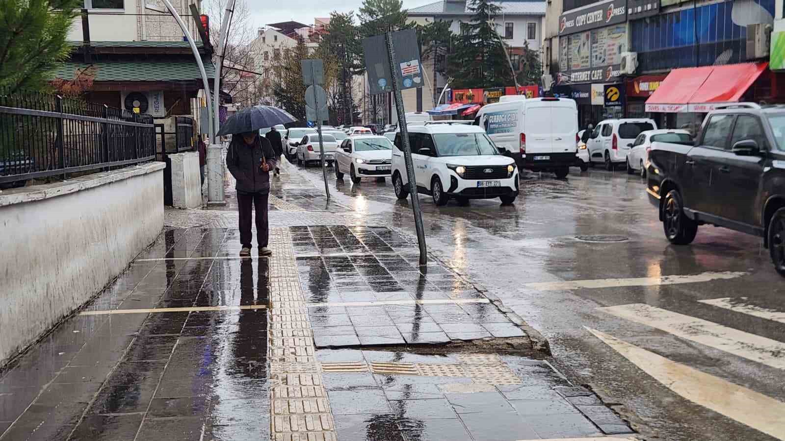 Tunceli’de sağanak hayatı olumsuz etkiledi
