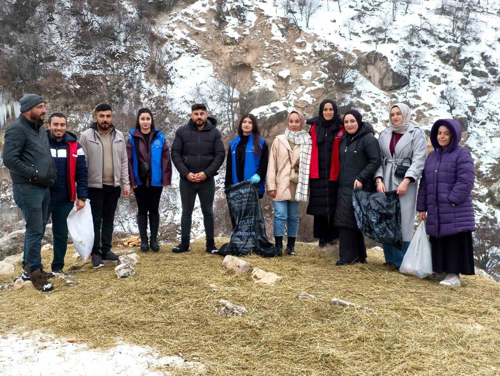 Tunceli’de soğuk kışa sıcak dokunuş: Gençler yaban hayatı için seferber oldu
Tunceli’de soğuk kışa sıcak dokunuş: Gençler yaban hayatı için seferber oldu