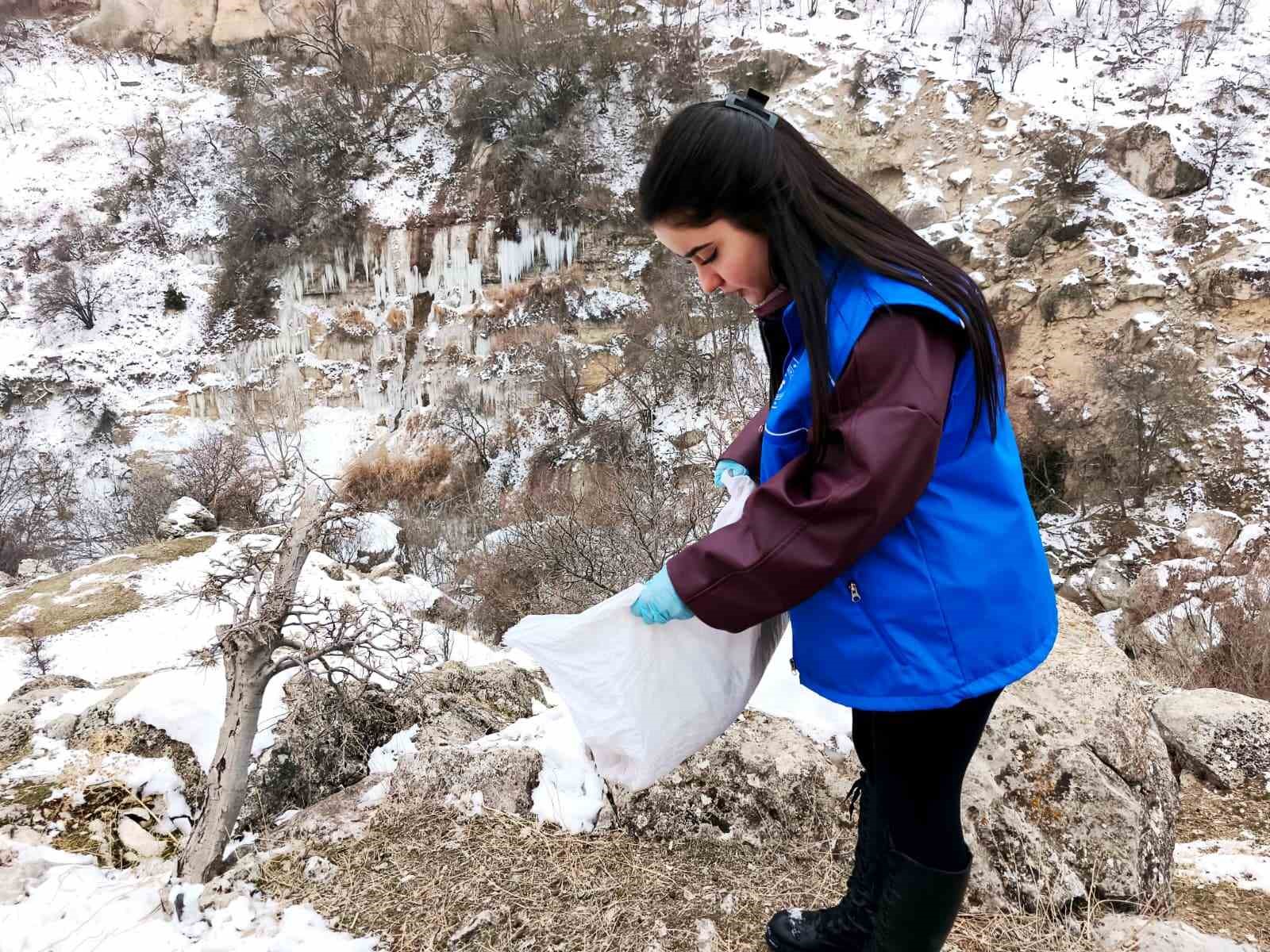 Tunceli’de soğuk kışa sıcak dokunuş: Gençler yaban hayatı için seferber oldu
Tunceli’de soğuk kışa sıcak dokunuş: Gençler yaban hayatı için seferber oldu