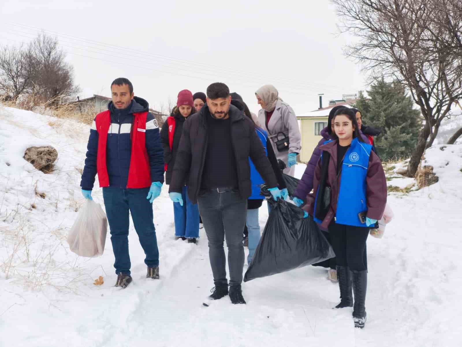 Tunceli’de soğuk kışa sıcak dokunuş: Gençler yaban hayatı için seferber oldu
Tunceli’de soğuk kışa sıcak dokunuş: Gençler yaban hayatı için seferber oldu