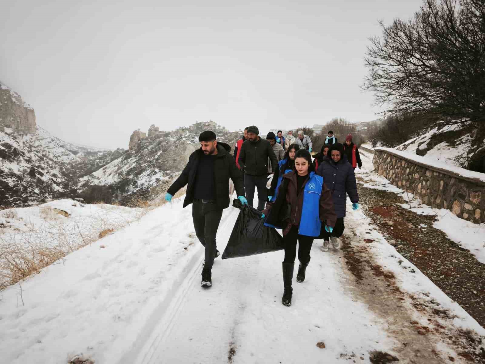 Tunceli’de soğuk kışa sıcak dokunuş: Gençler yaban hayatı için seferber oldu
Tunceli’de soğuk kışa sıcak dokunuş: Gençler yaban hayatı için seferber oldu