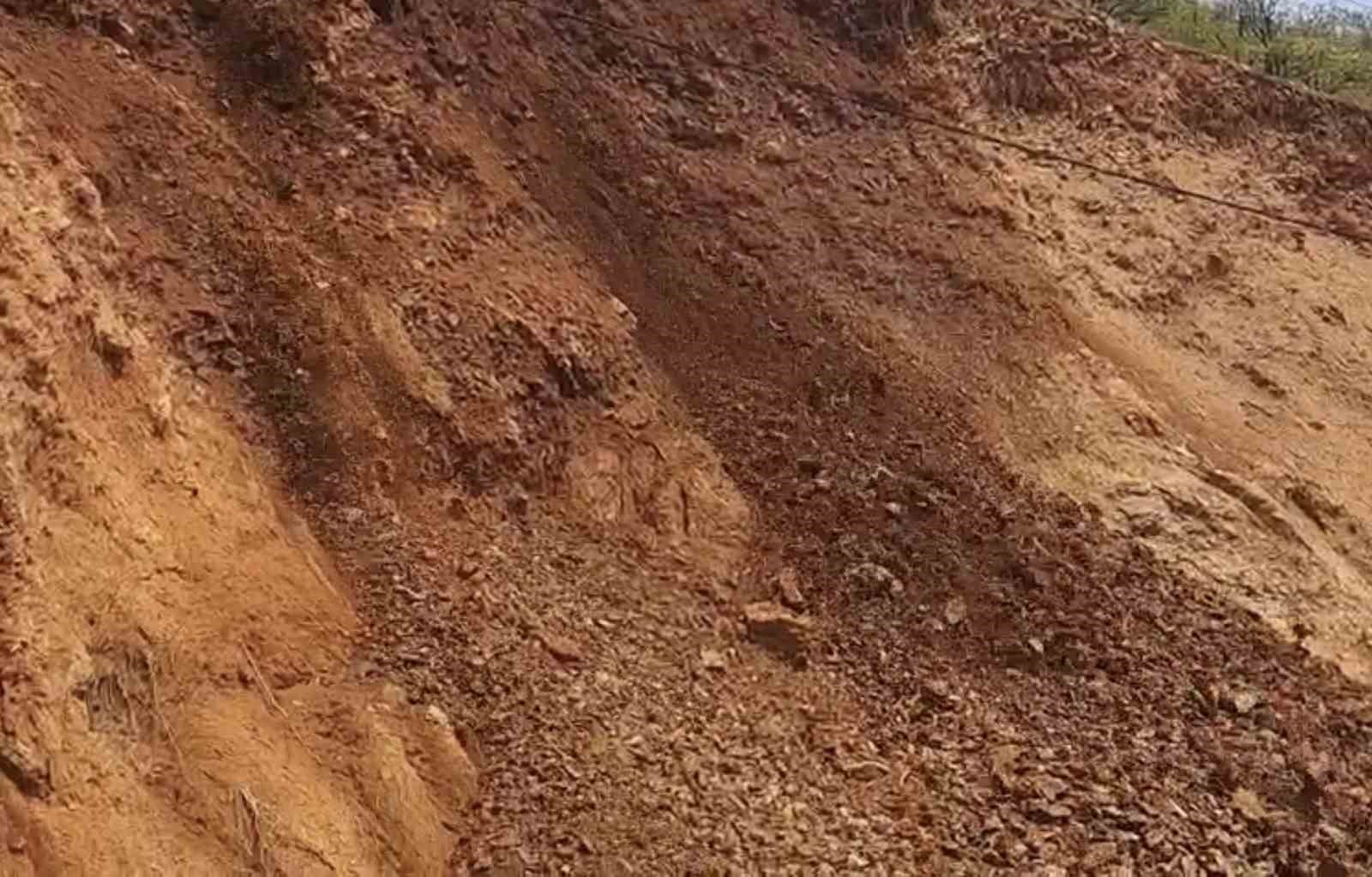 Tunceli’de yamaçtan kopan taş ve toprak kütlesi yola düştü
