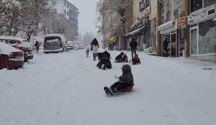 Tunceli’de yılbaşı tatilinin tadını çocuklar çıkarıyor

