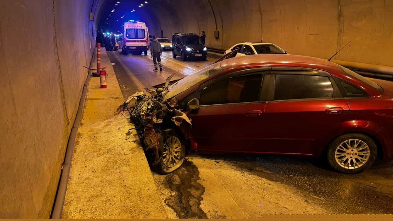 Tünelde iki otomobil çarpıştı: 7 yaralı
