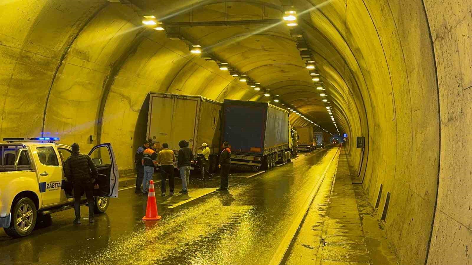 Tünelde iki tır çarpıştı: 1 yaralı
