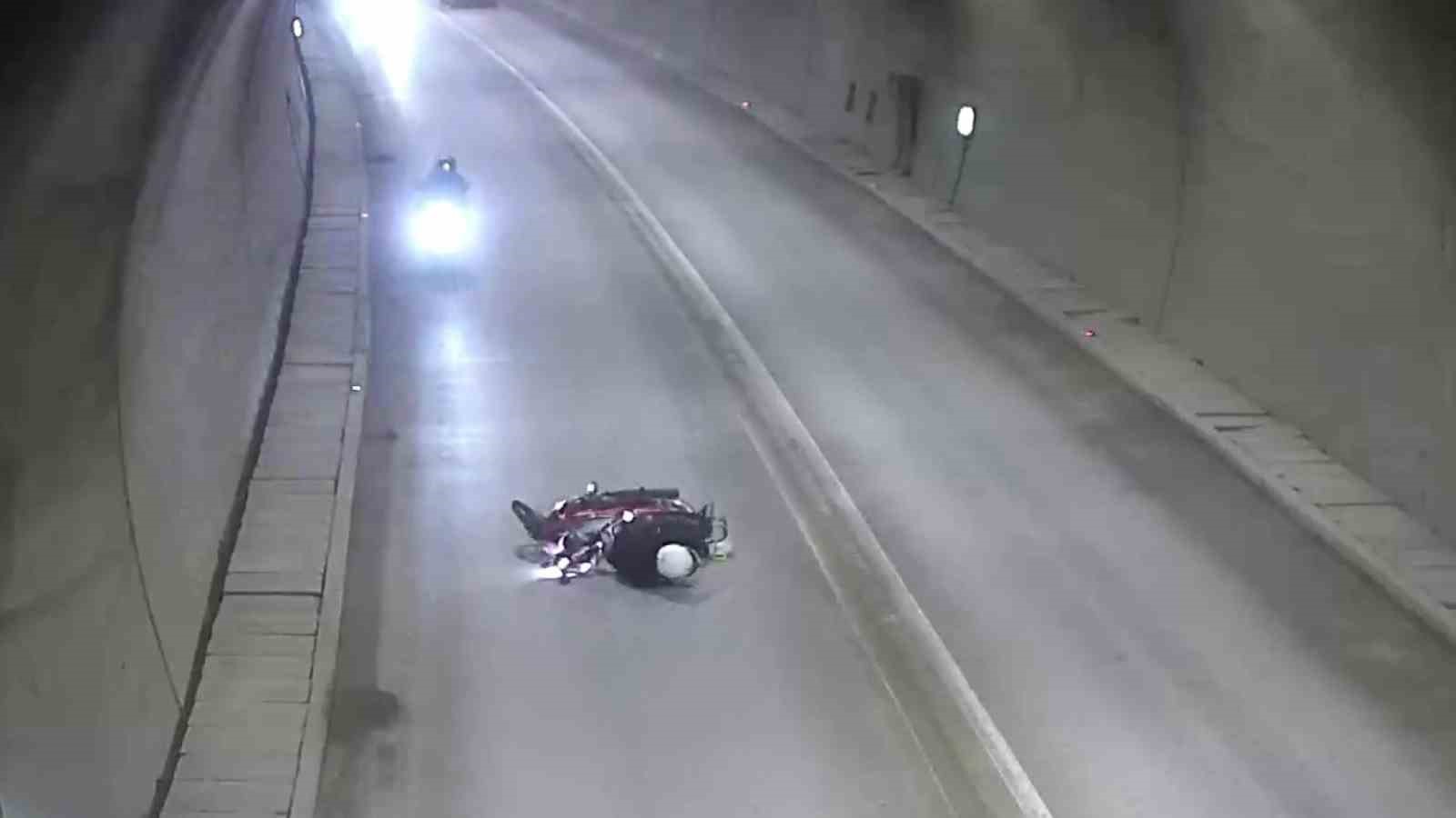 Tünelde motosikletten düşüp metrelerce sürüklendi: Kaza anı kamerada
