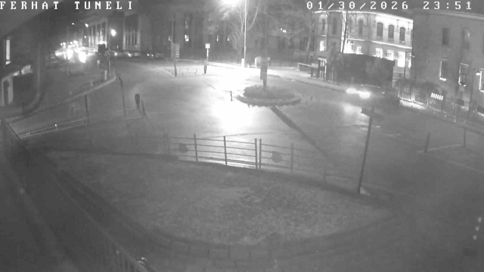 Tünelden hızla çıkıp binanın duvarına çarptı
