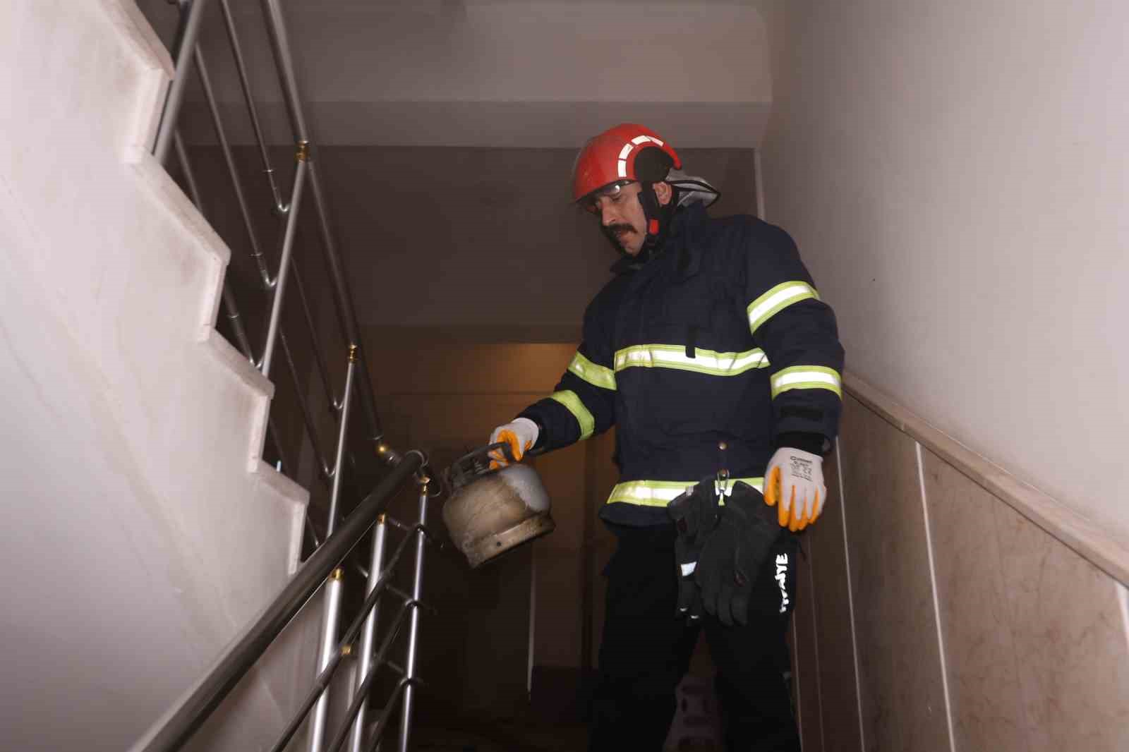 Tüpten tüpe gaz dolumu yaparken evi yaktı
