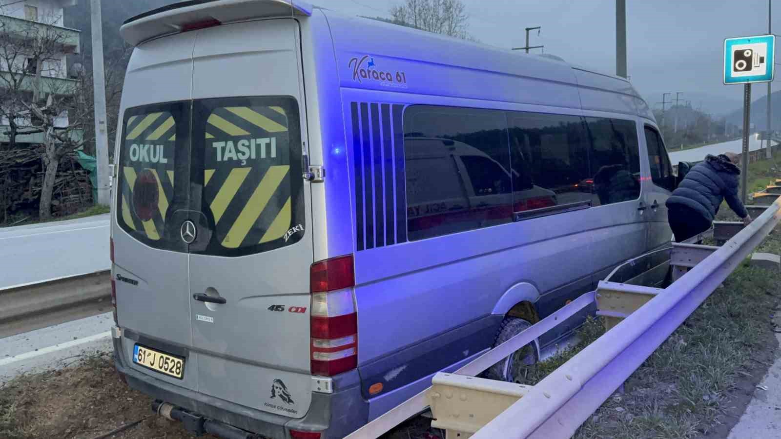 Tur minibüsü kaza yaptı: 4 yaralı
