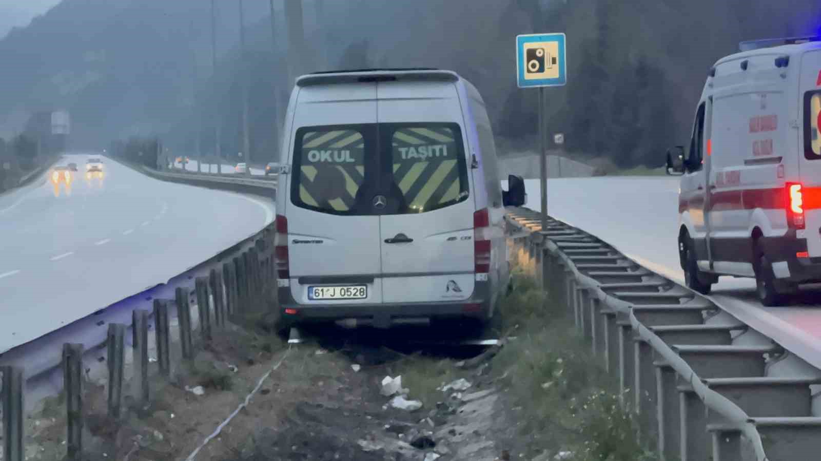 Tur minibüsü kaza yaptı: 4 yaralı
