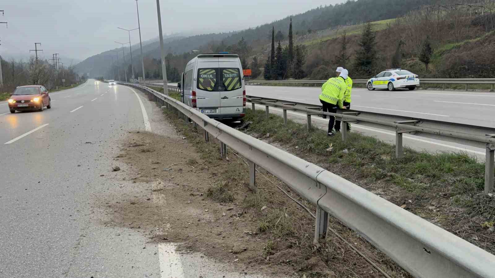 Tur minibüsü kaza yaptı: 4 yaralı
