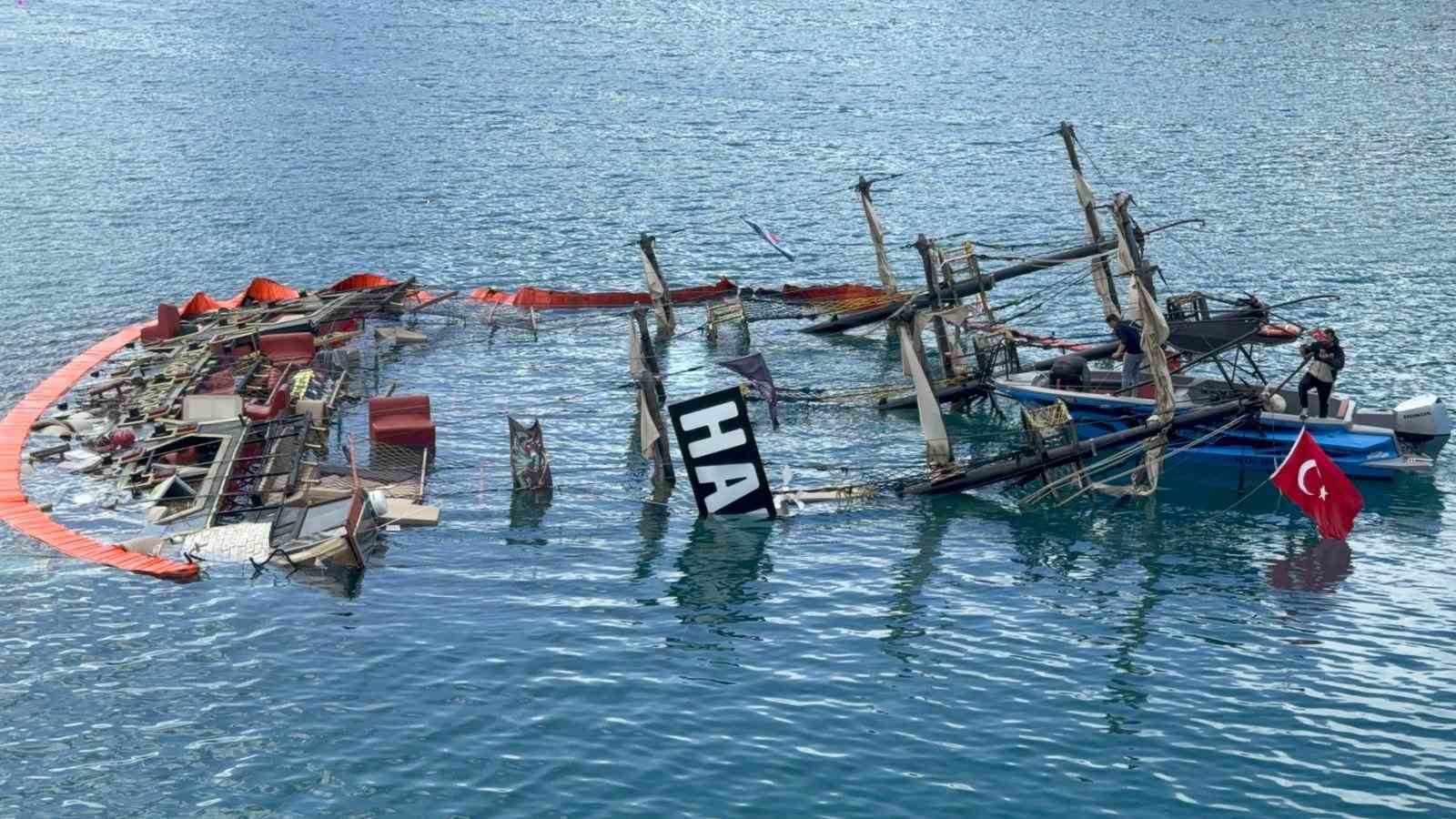 Tur teknesi sulara gömüldü, bir kişi hayatını kaybetti
