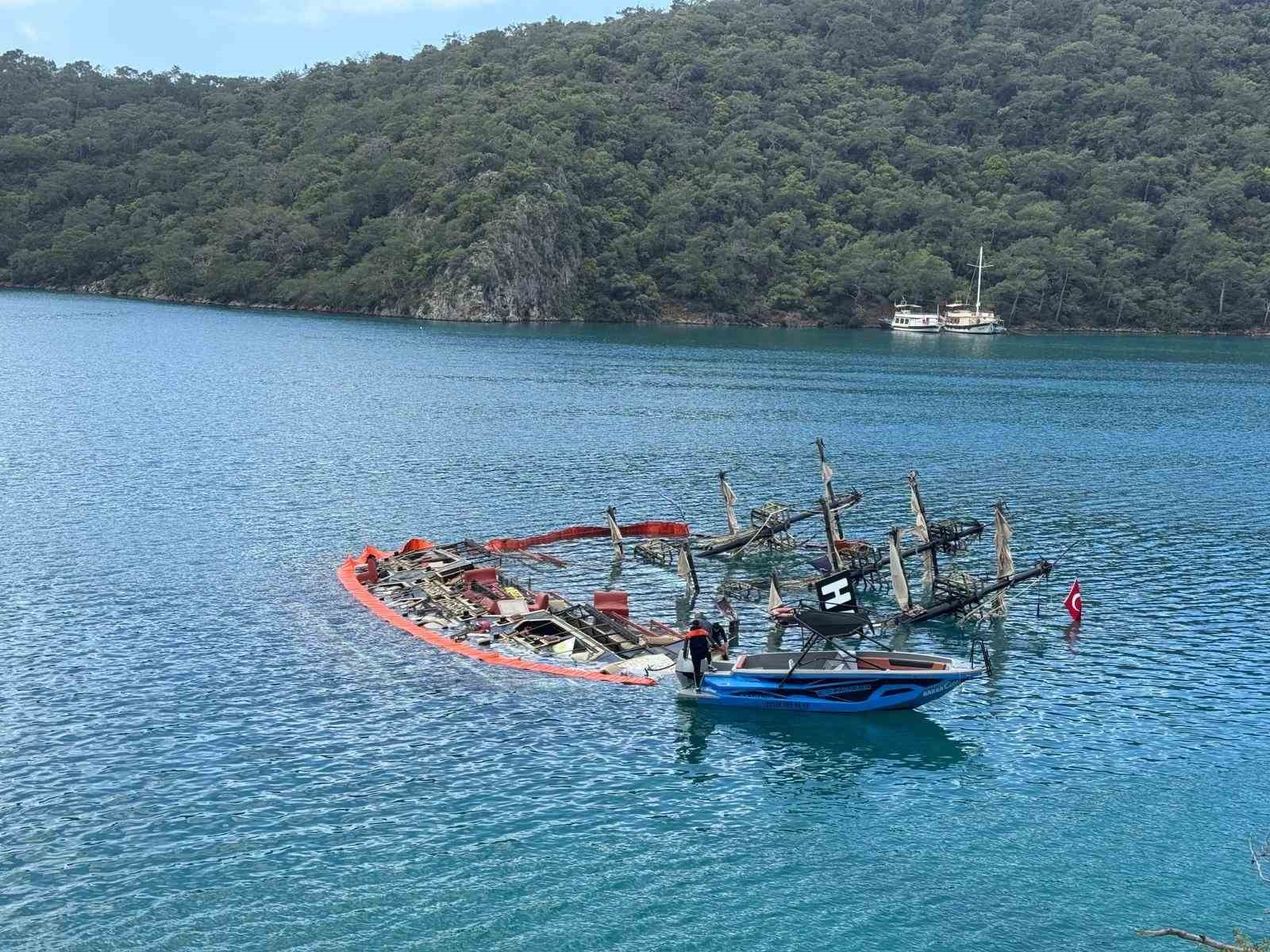 Tur teknesi sulara gömüldü, bir kişi hayatını kaybetti
