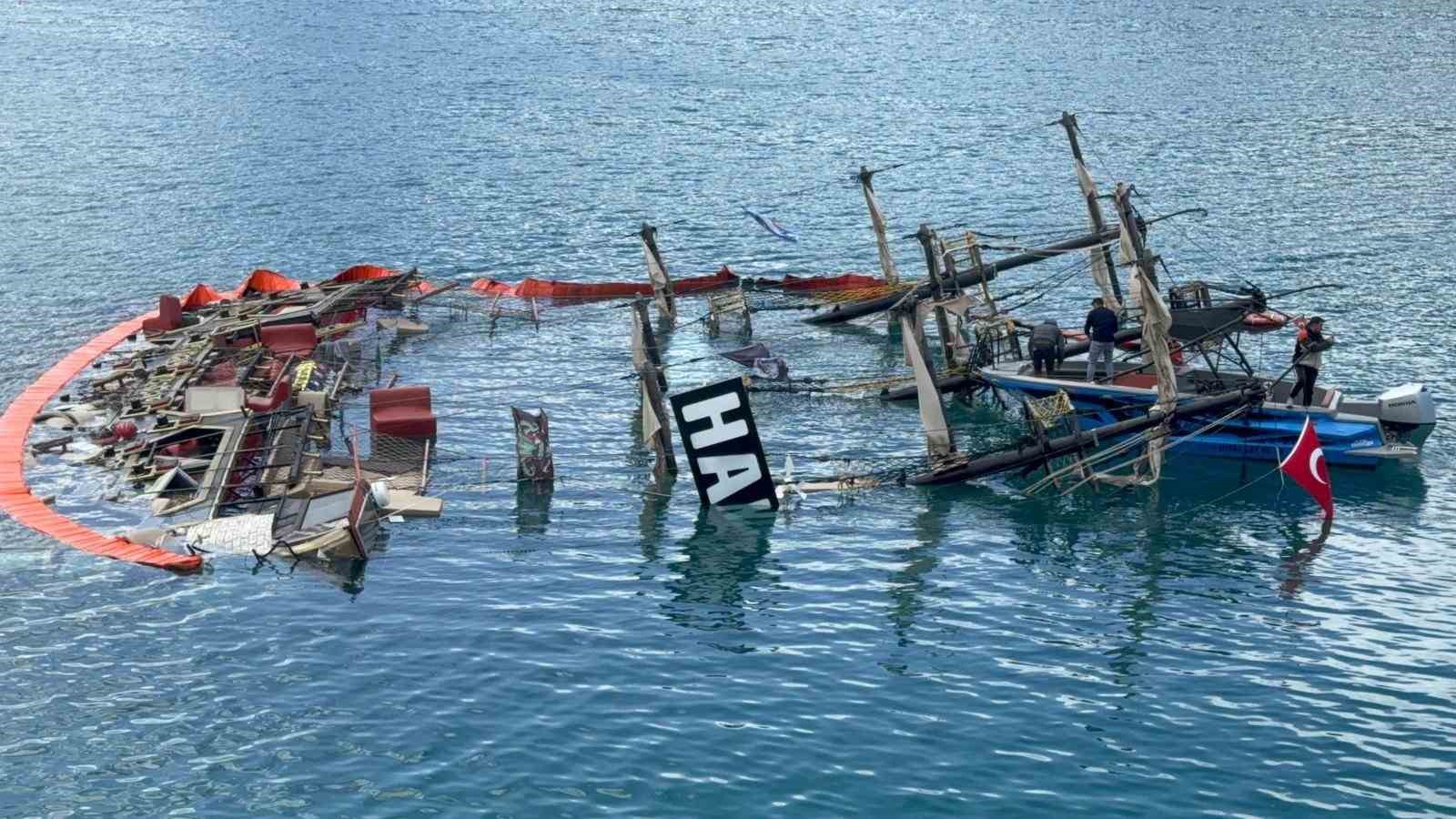 Tur teknesi sulara gömüldü, bir kişi hayatını kaybetti
