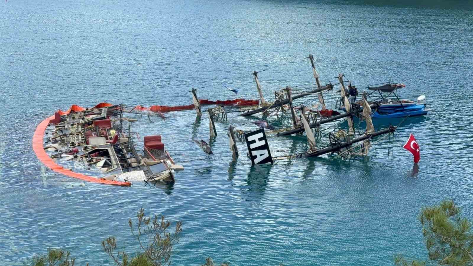 Tur teknesi sulara gömüldü, bir kişi hayatını kaybetti
