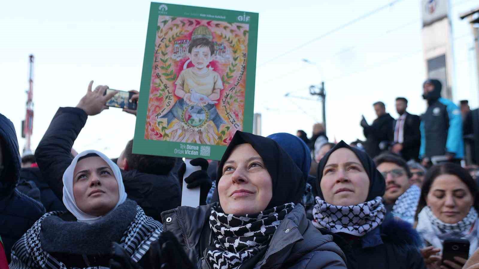 TÜRGEV, yılın ilk gününde Galata Köprüsü’nde Filistin için saf tuttu
