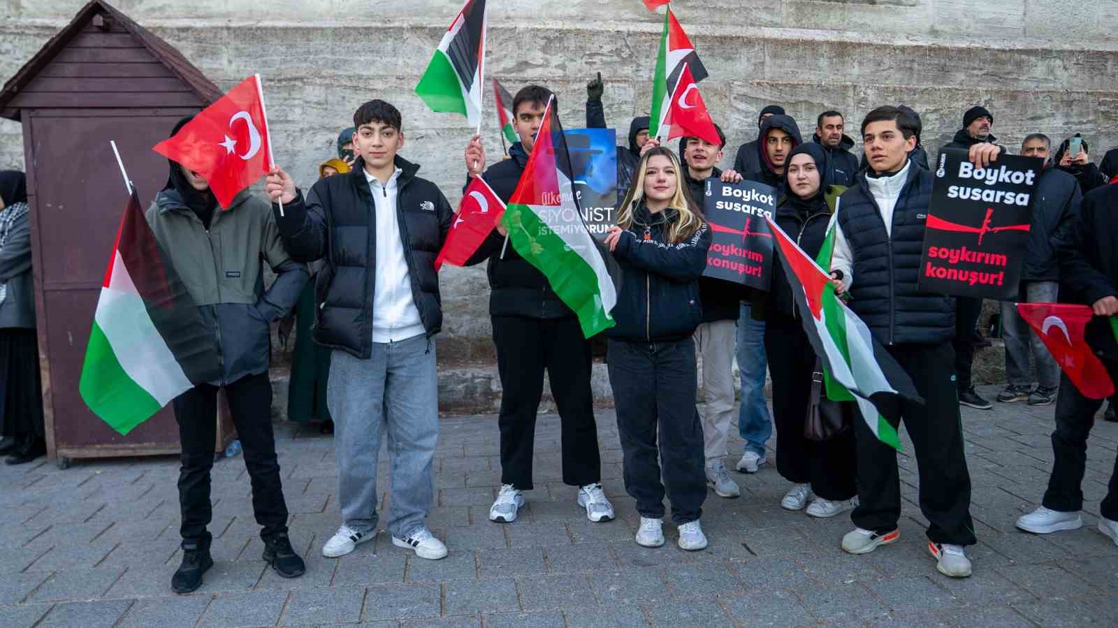 TÜRGEV, yılın ilk gününde Galata Köprüsü’nde Filistin için saf tuttu
