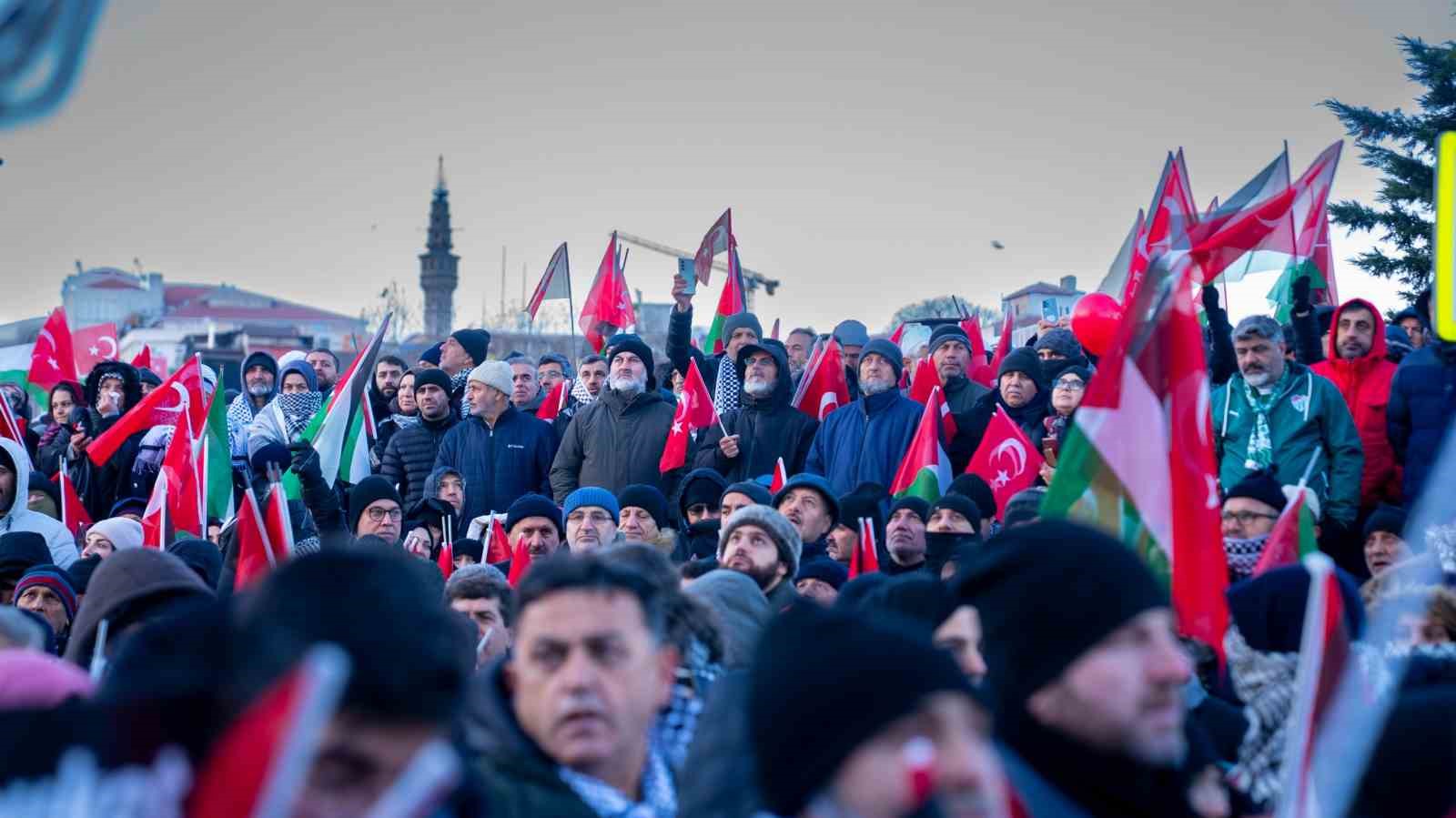 TÜRGEV, yılın ilk gününde Galata Köprüsü’nde Filistin için saf tuttu

