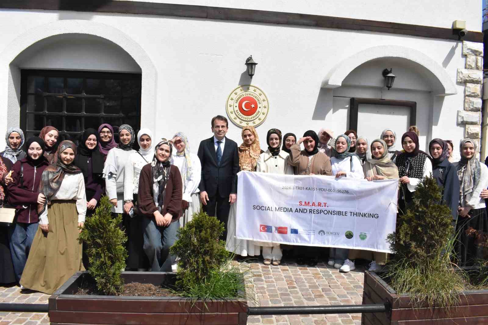 TÜRGEV’den dijital hamle: 3 ülkeden gençler Kosova’da dezenformasyona karşı ortak çözüm üretti
