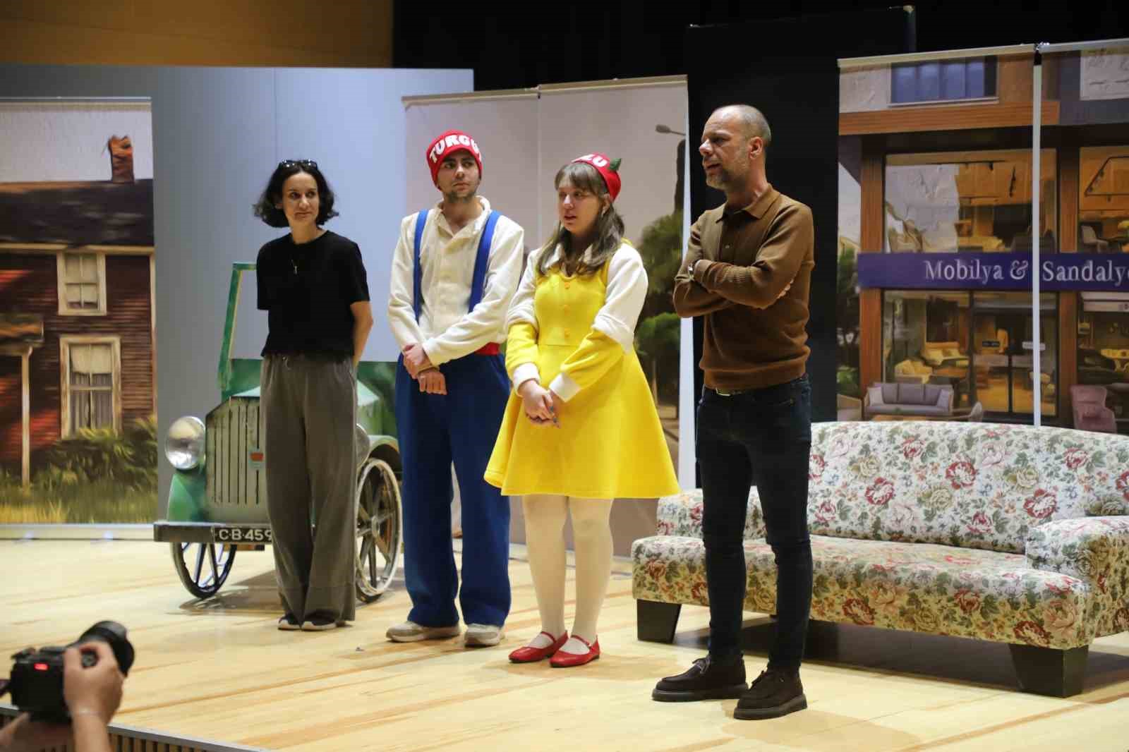 Turgut ve Lulu ilk kez sahne aldı
