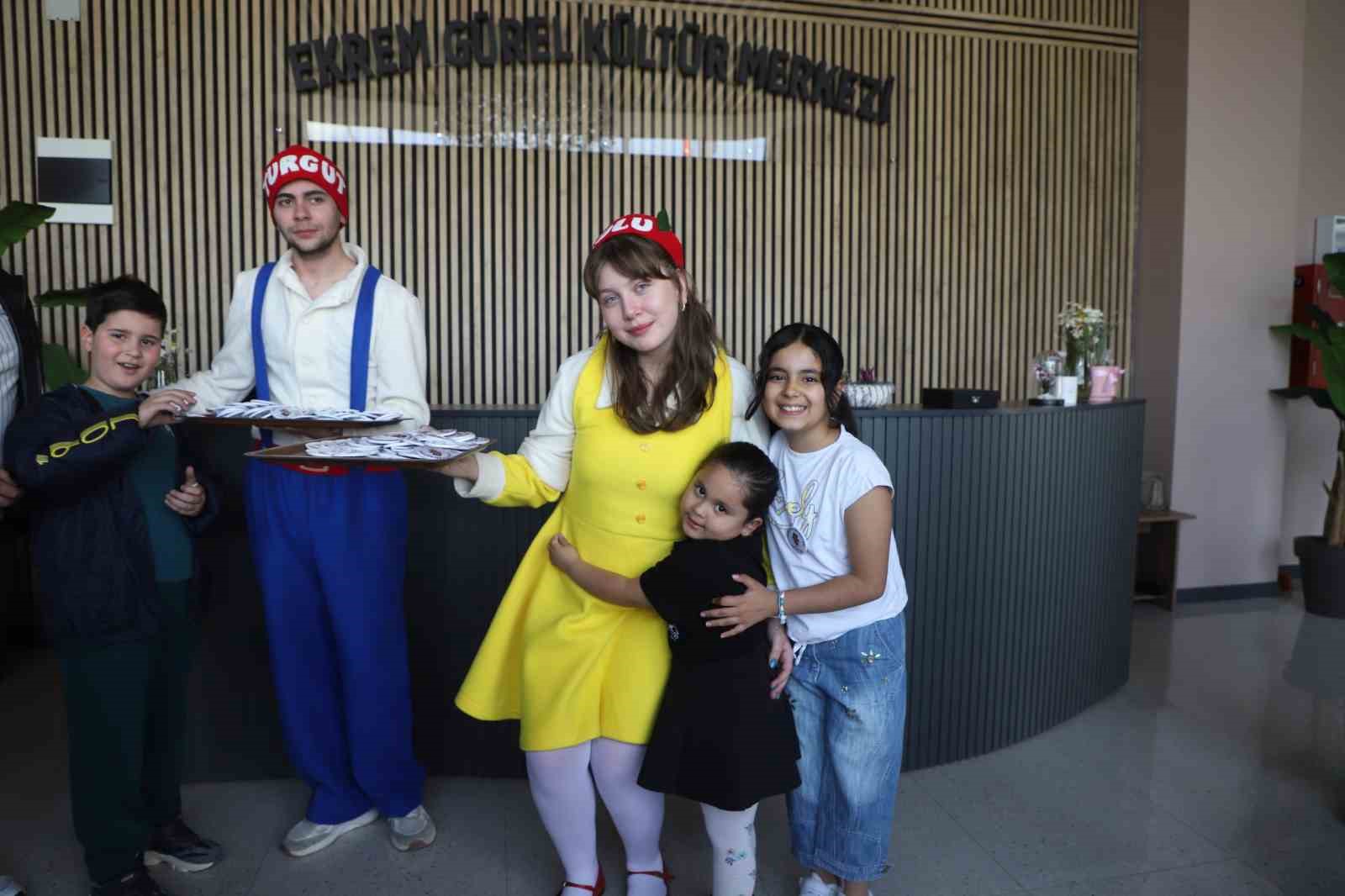 Turgut ve Lulu ilk kez sahne aldı
