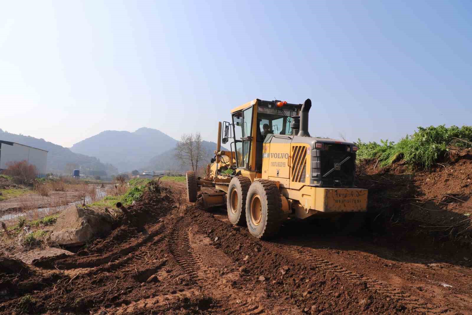 Turgutlu Belediyesi Fen İşleri ekiplerinden eş zamanlı çalışma
