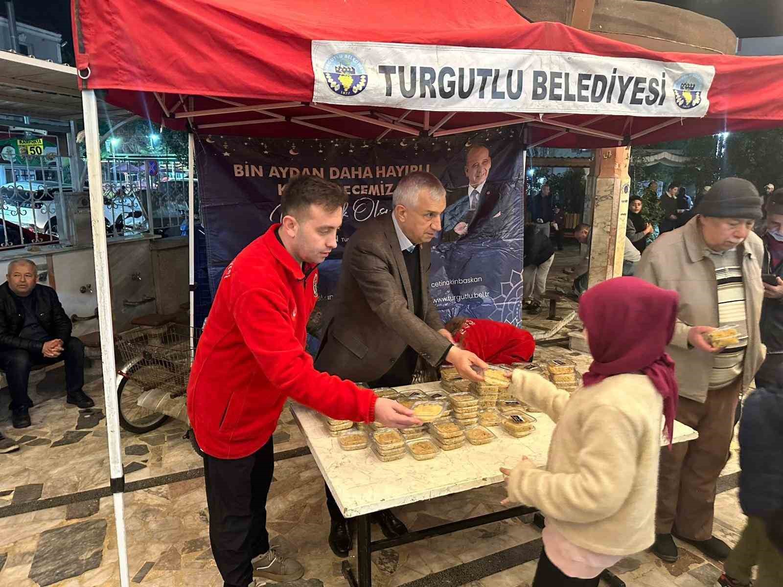 Turgutlu Belediyesinden Kadir Gecesi’nde helva ikramı

