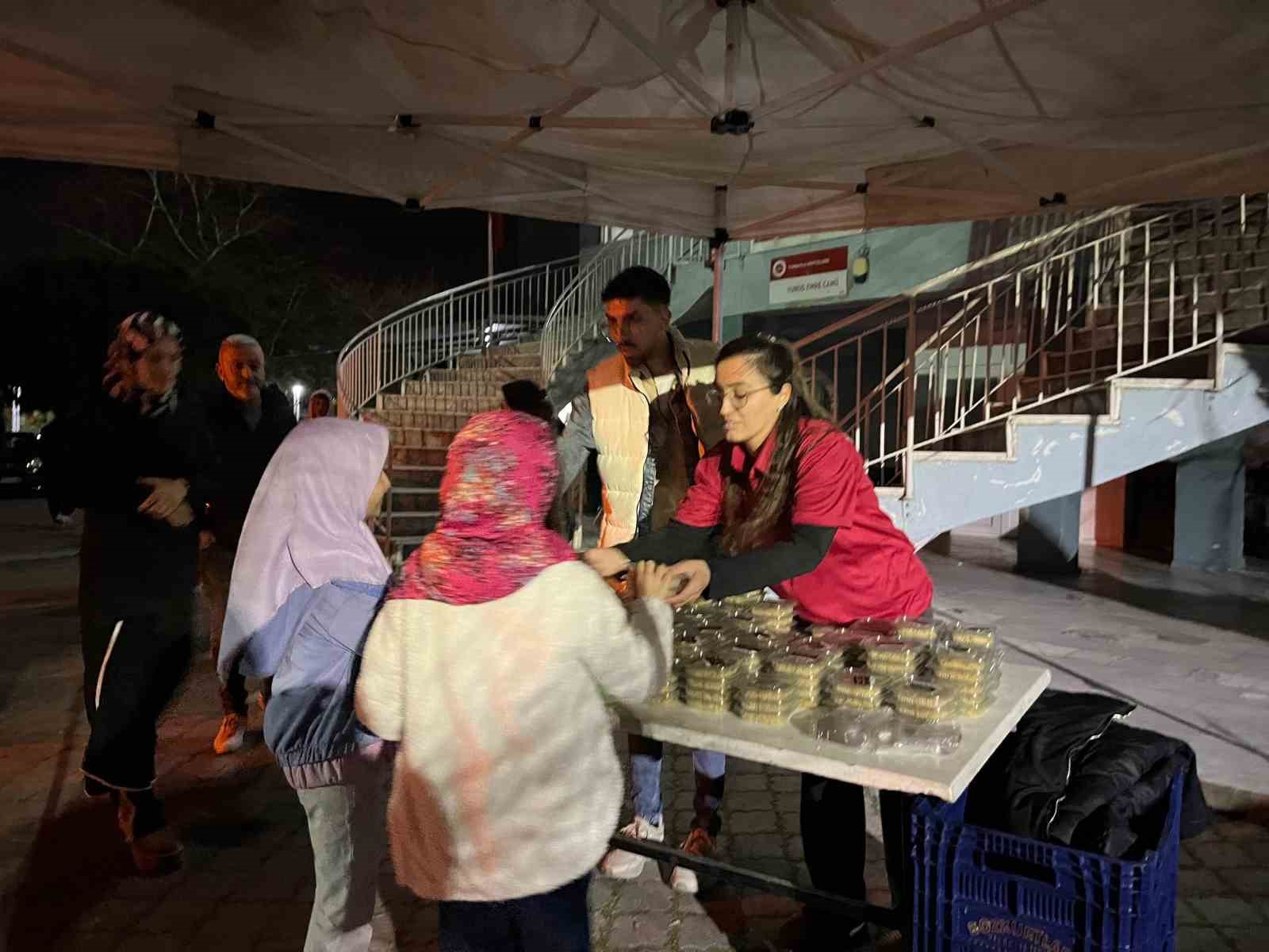 Turgutlu Belediyesinden Kadir Gecesi’nde helva ikramı
