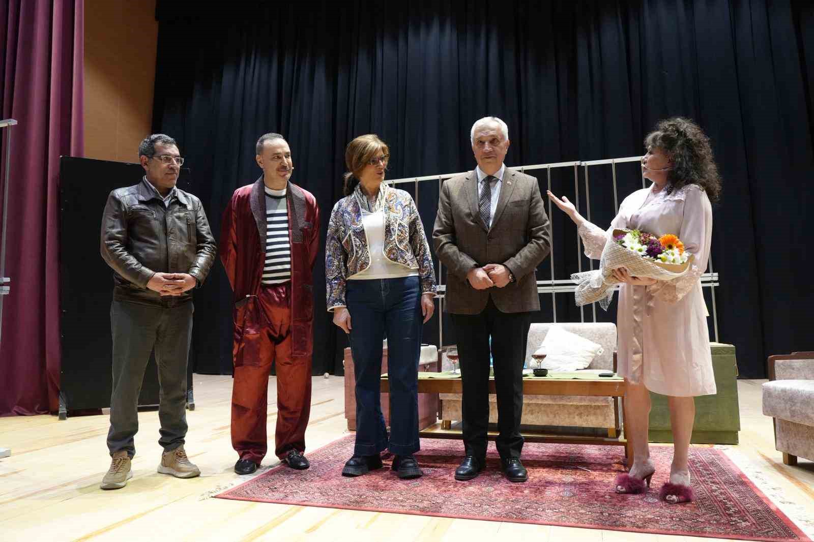 Turgutlu’da ‘Aşk-ı Müebbet’ oyununa büyük ilgi
