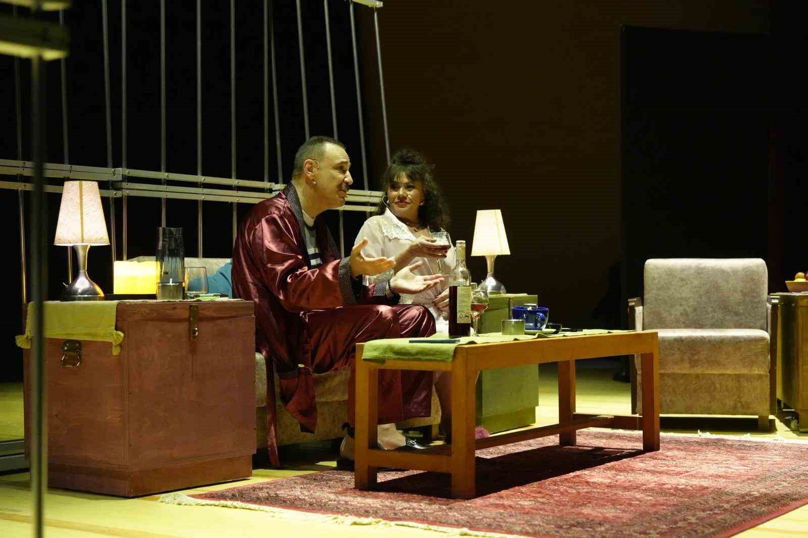 Turgutlu’da ‘Aşk-ı Müebbet’ oyununa büyük ilgi
