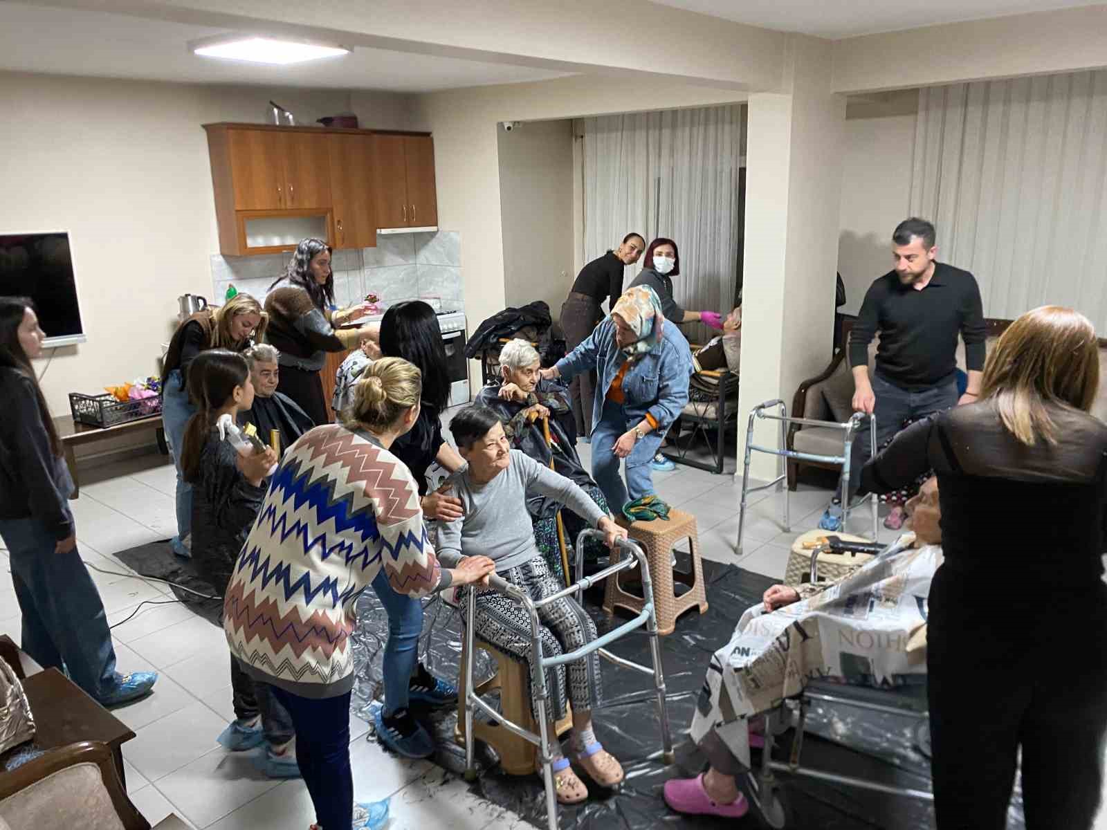 Turgutlu’da kuaförlerden huzurevinde anlamlı hizmet
