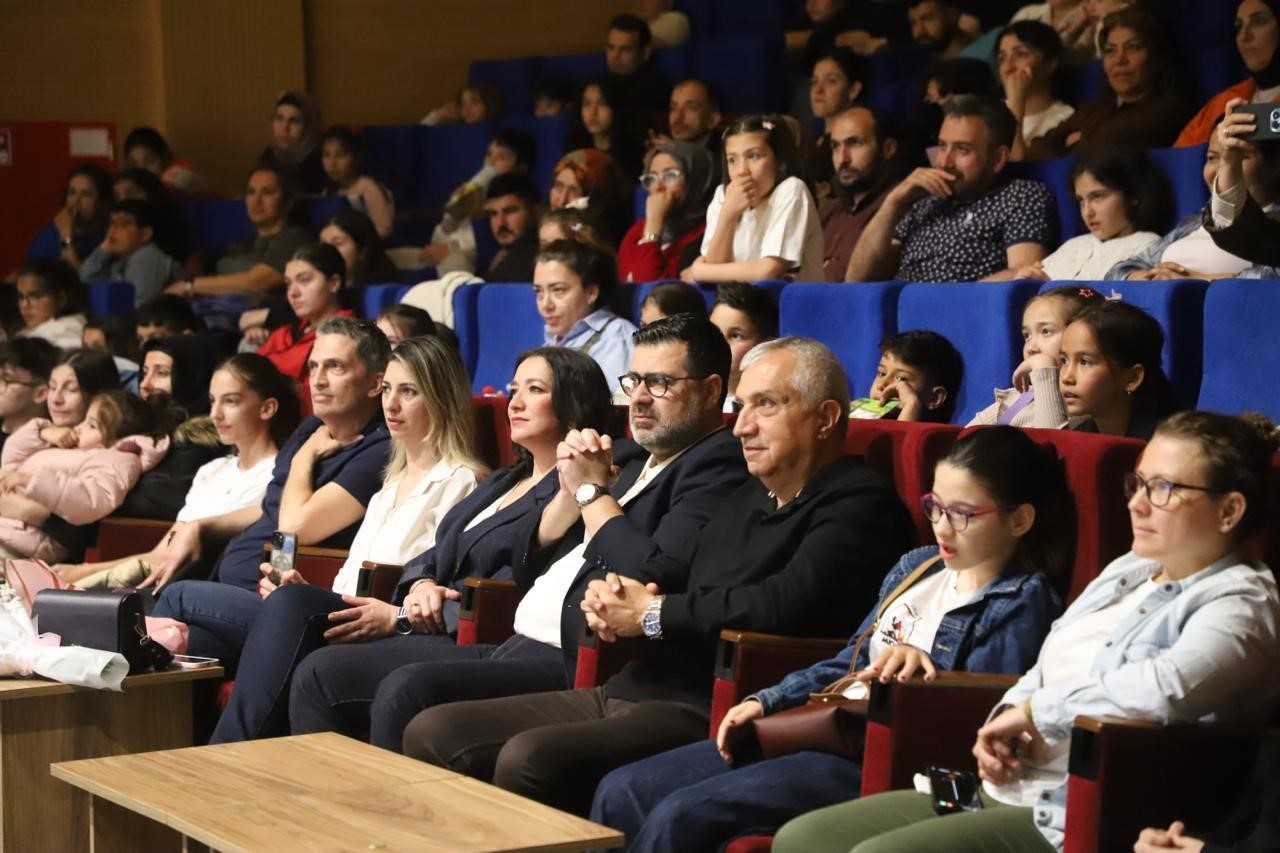 Turgutlu’da minik oyuncular büyüledi
