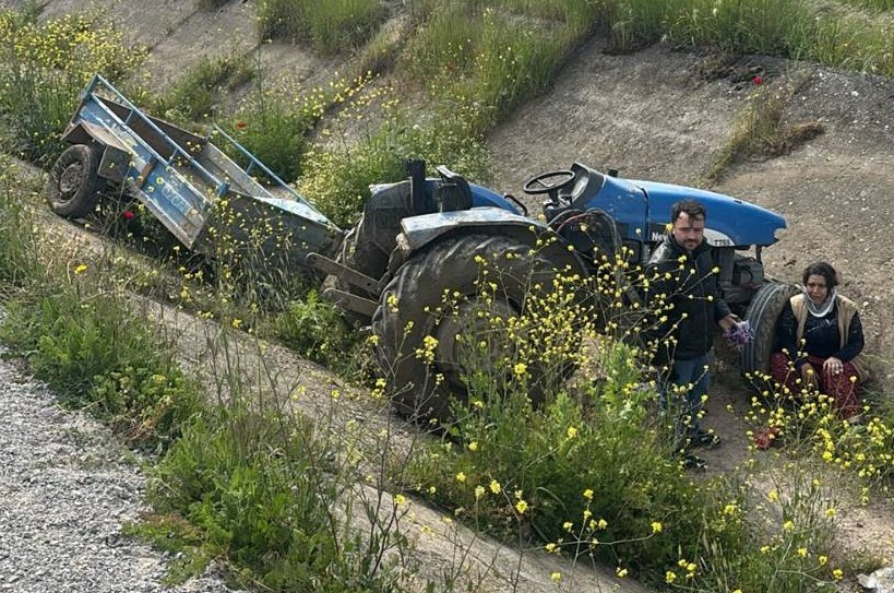 Turgutlu’da ön lastiği fırlayan traktör takla attı: 2 yaralı
