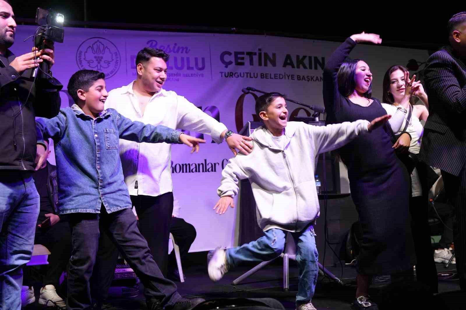 Turgutlu’da ‘Roman Gecesi’ ile eğlence zirveye çıktı
