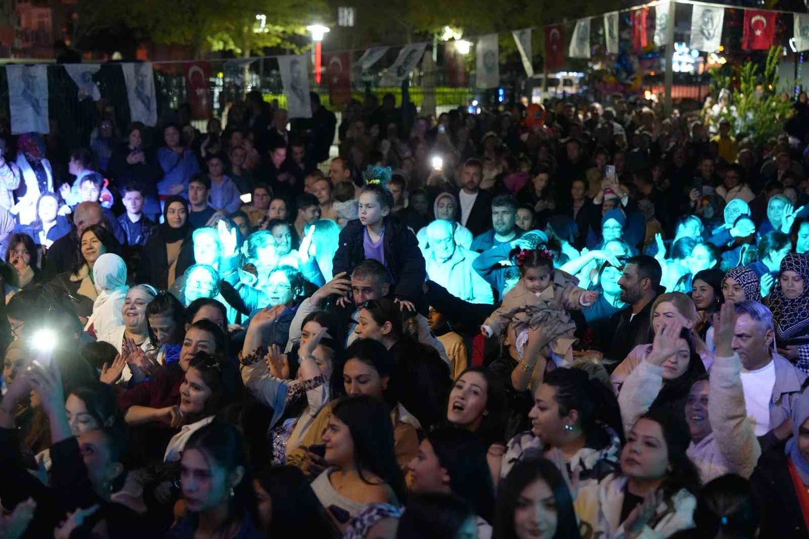 Turgutlu’da ‘Roman Gecesi’ ile eğlence zirveye çıktı
