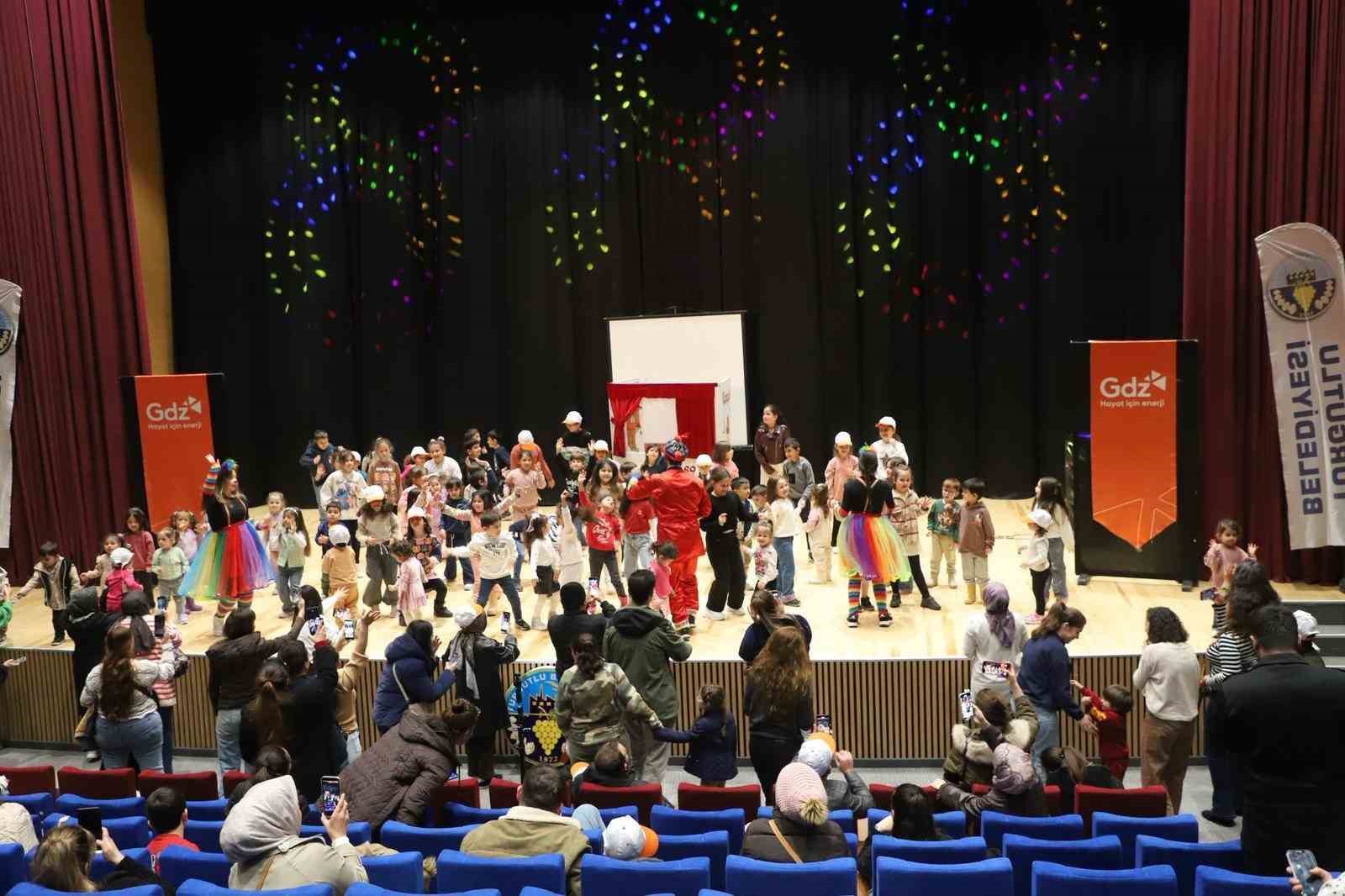 Turgutlu’da tiyatroya ve çocuk festivaline yoğun ilgi
