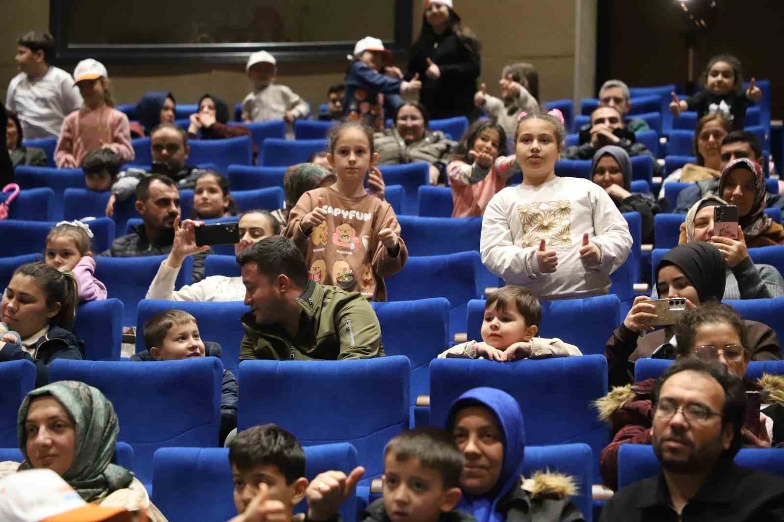 Turgutlu’da tiyatroya ve çocuk festivaline yoğun ilgi
