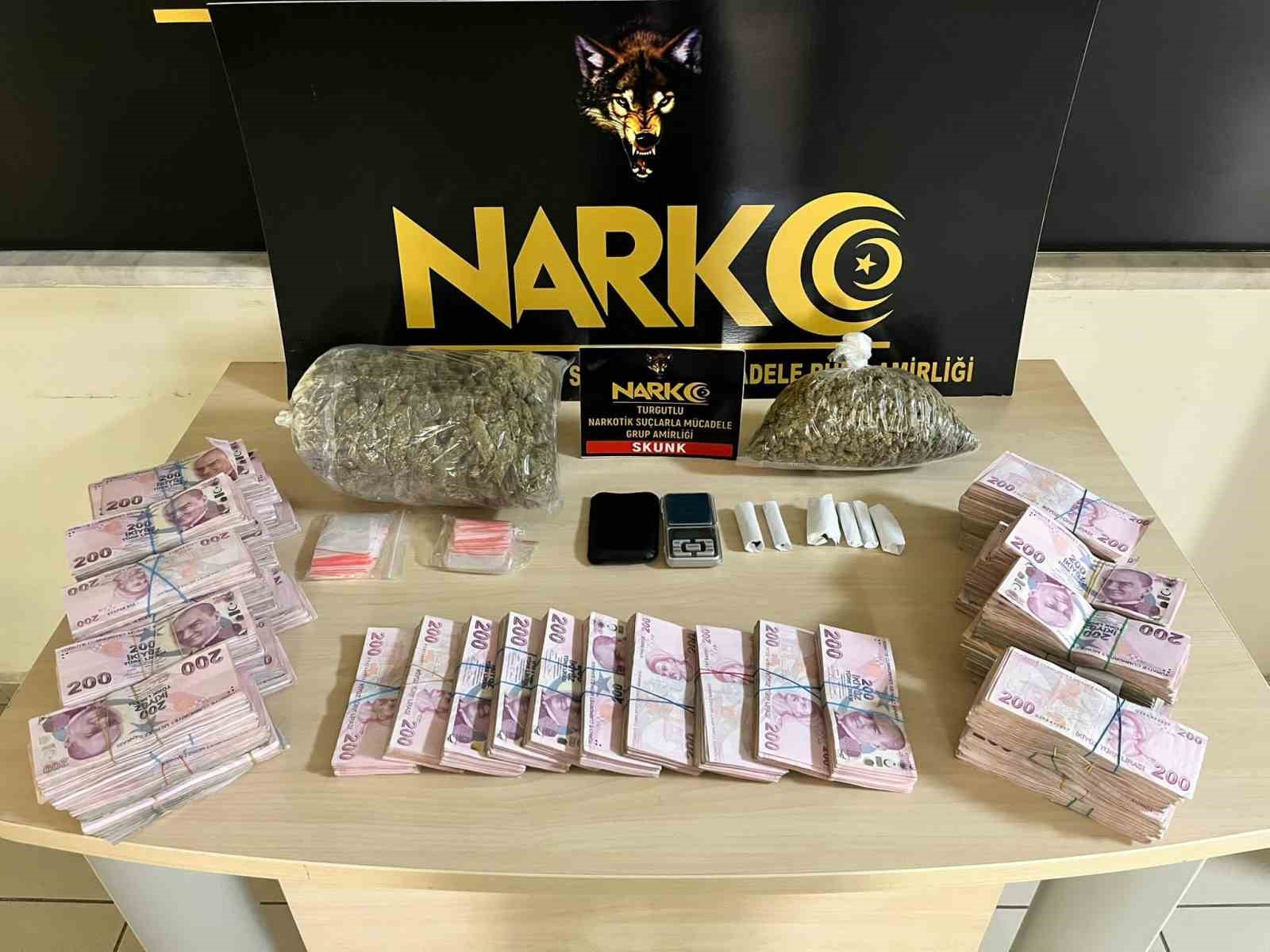 Turgutlu’da uyuşturucuyla mücadele kapsamında 2025 yılında 100 şahıs tutuklandı
Turgutlu’da uyuşturucuyla mücadele kapsamında 2025 yılında 100 şahıs tutuklandı