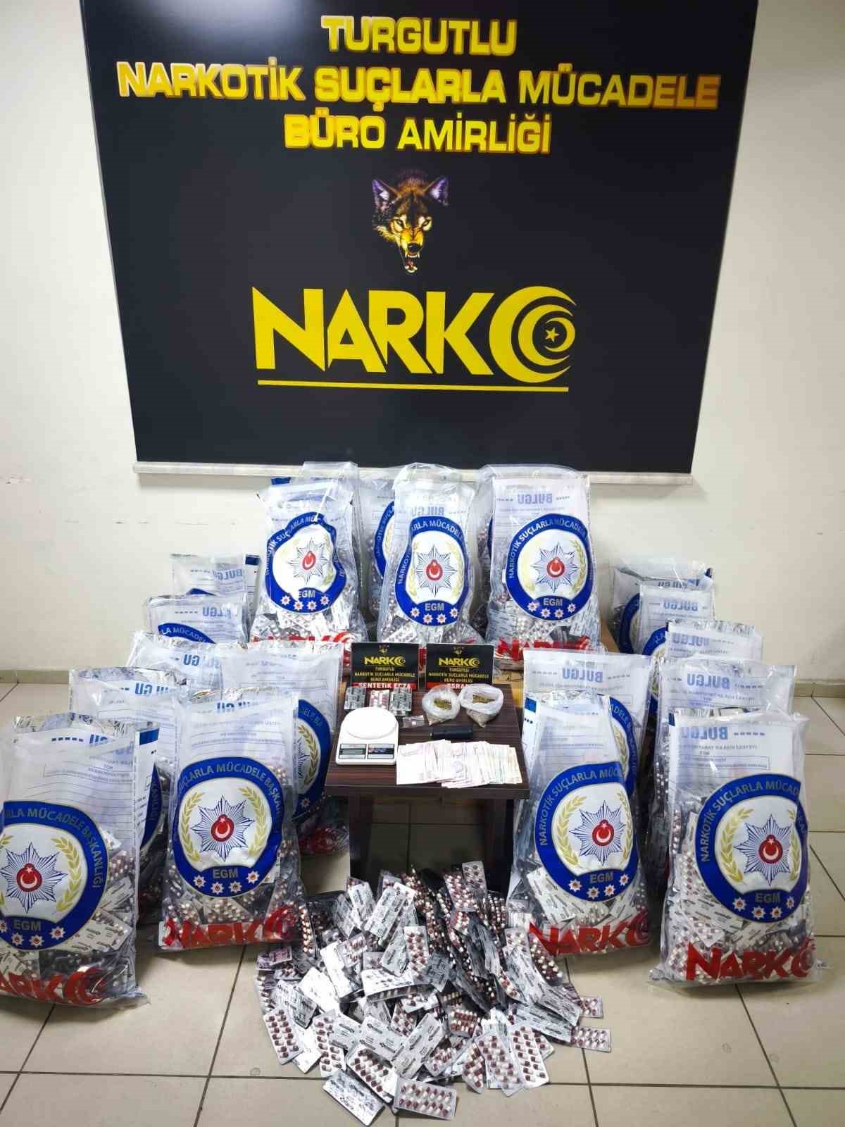 Turgutlu’da uyuşturucuyla mücadele kapsamında 2025 yılında 100 şahıs tutuklandı
Turgutlu’da uyuşturucuyla mücadele kapsamında 2025 yılında 100 şahıs tutuklandı