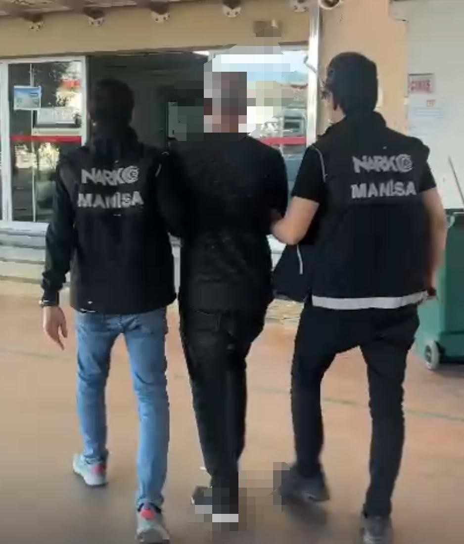 Turgutlu’da uyuşturucuyla mücadele kapsamında 2025 yılında 100 şahıs tutuklandı
Turgutlu’da uyuşturucuyla mücadele kapsamında 2025 yılında 100 şahıs tutuklandı