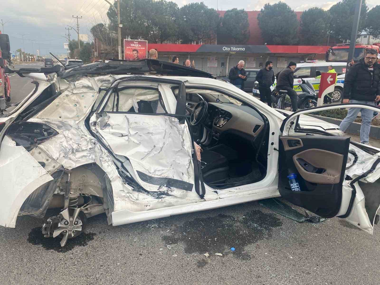 Turgutlu’da yolcu otobüsü ile otomobil çarpıştı: 3 yaralı
