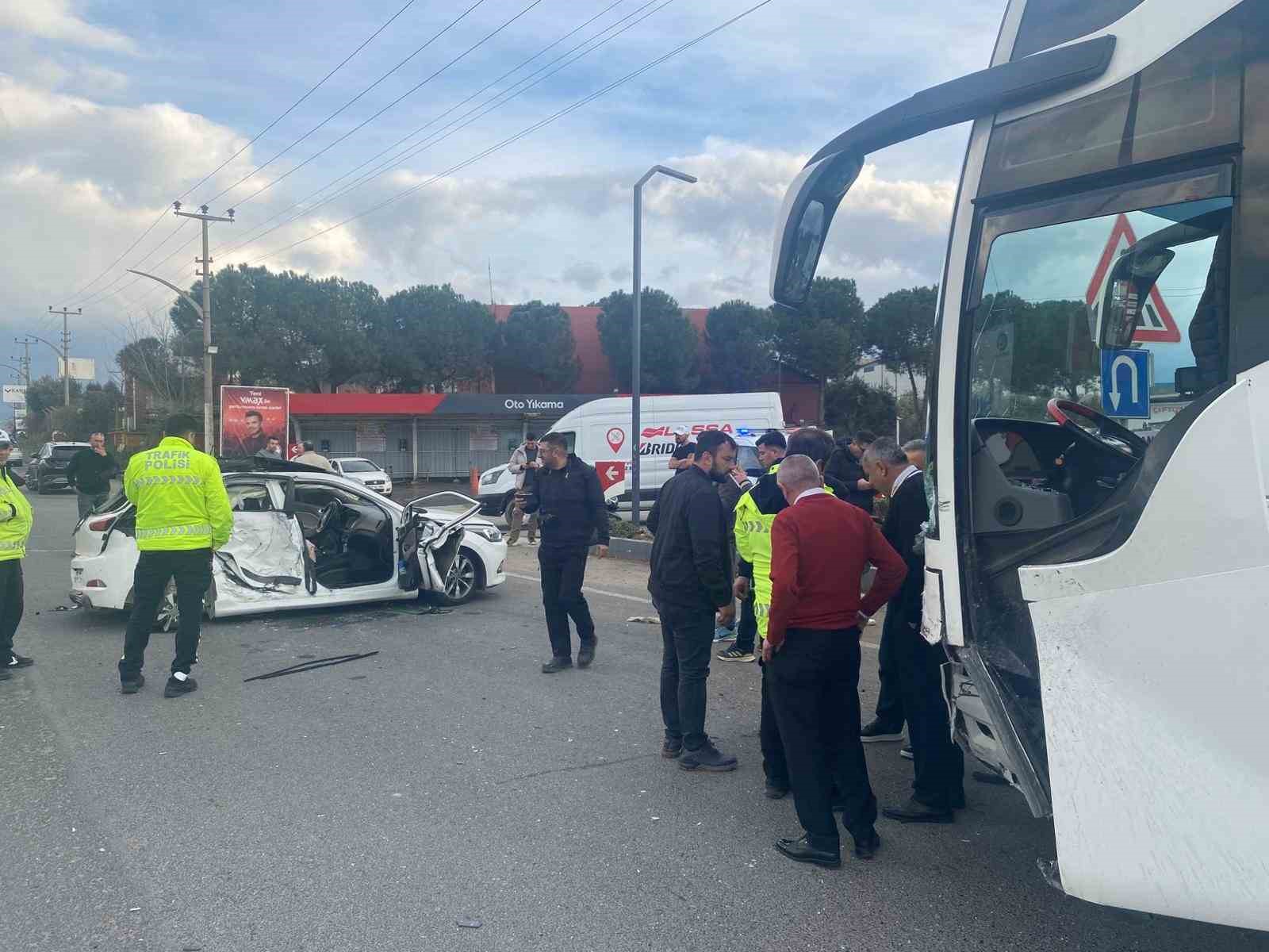 Turgutlu’da yolcu otobüsü ile otomobil çarpıştı: 3 yaralı
